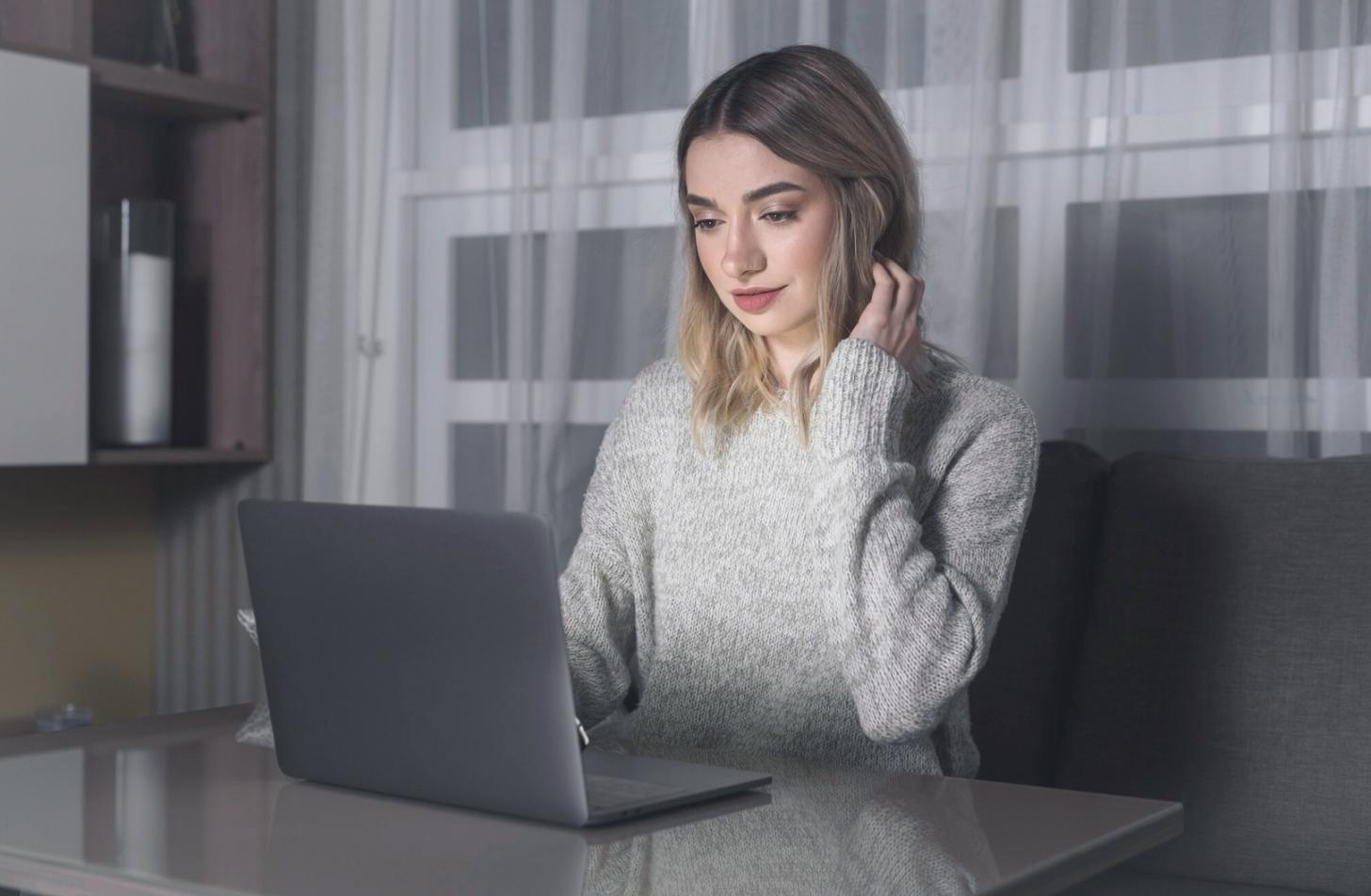 Session de formation interactive avec participants engagés dans des exercices pratiques